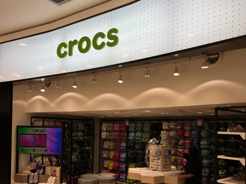 Fachada da loja Crocs, obra da Simo Engenharia