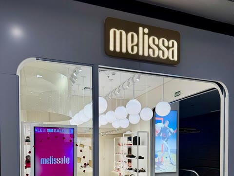 Fachada da loja Melissa, obra da Simo Engenharia