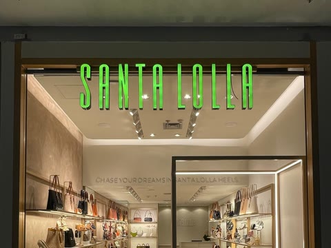 Fachada da loja Santa Lolla, obra da Simo Engenharia