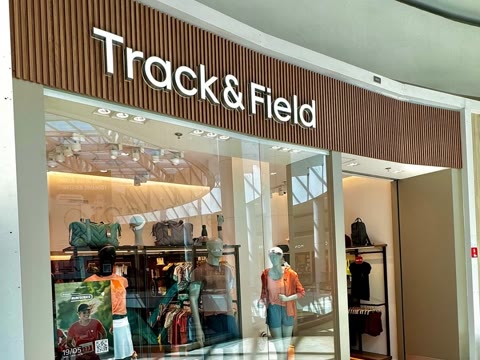 Fachada da loja Track & Field, obra da Simo Engenharia