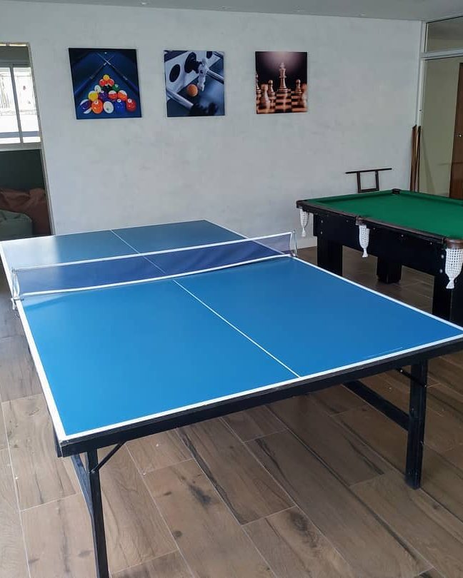 Salão de jogos com mesa de pingue-pongue e sinuca revitalizado pela Simo Engenharia