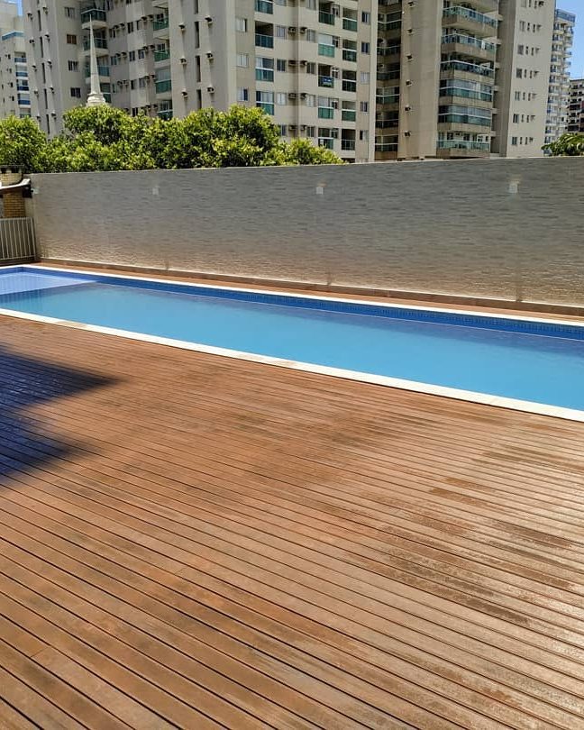Piscina com deck de madeira na área comum revitalizada pela Simo Engenharia