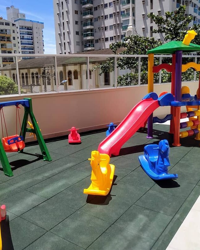 Playground com piso emborrachado na área comum revitalizada pela Simo Engenharia