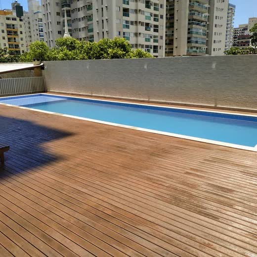 Piscina e deck da área comum de edifício residencial revitalizada pela Simo Engenharia