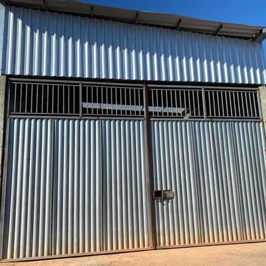 Galpão em estrutura metálica construído pela Simo Engenharia para depósito da loja Pedrão